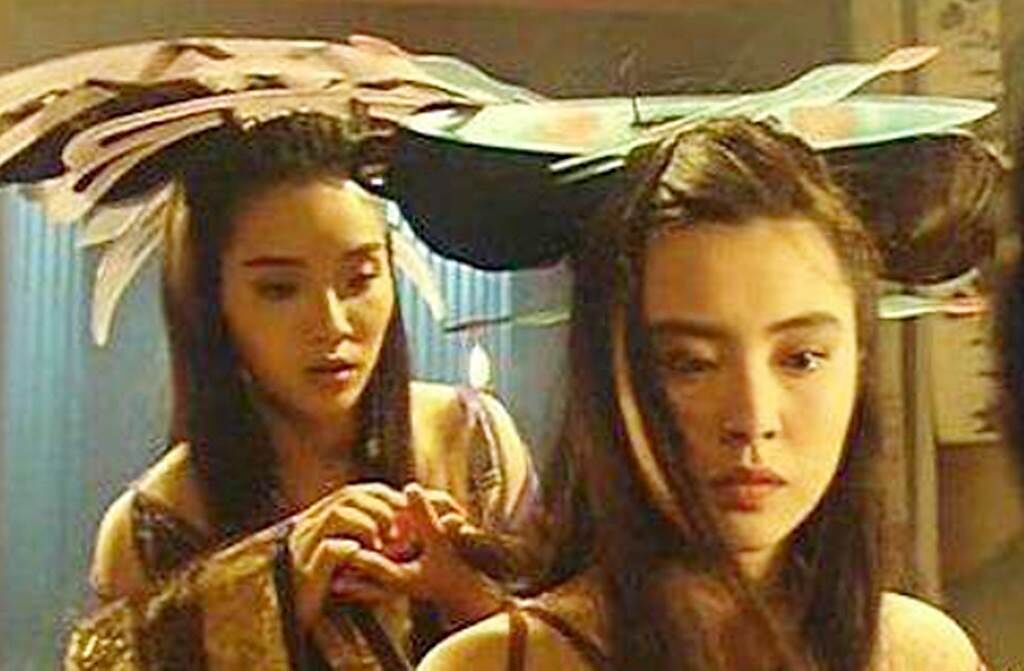 劉玉婷（左）昔演出《倩女幽魂III：道道道》和王祖賢有對手戲。（圖／翻攝自秒拍）