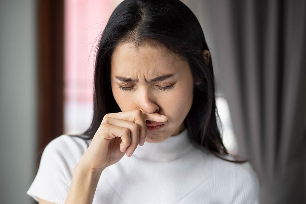 台灣民眾患過敏性鼻炎比例高，但多數人都輕忽此病症，陳映庄醫師對此表示，持續不處理可能會導致後遺症。(示意圖/達志影像)