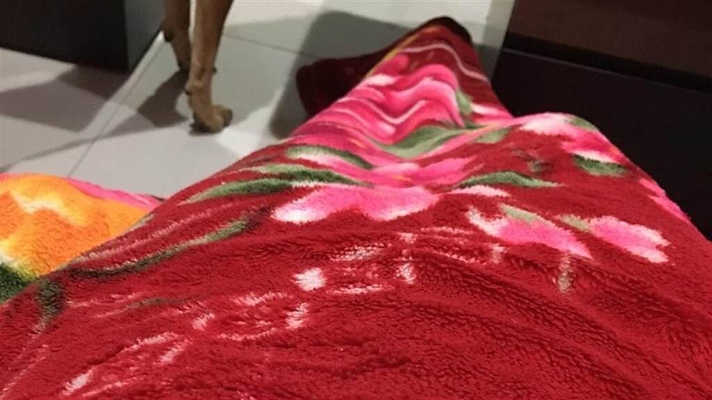 一名網友表示，阿嬤的紅色毛毯是禦寒神物，大讚一件抵三件，圖文曝光後，有網友透露紅色毛毯是要用來鋪床的，墊在下方會睡到流汗。（圖／翻攝自PTT）