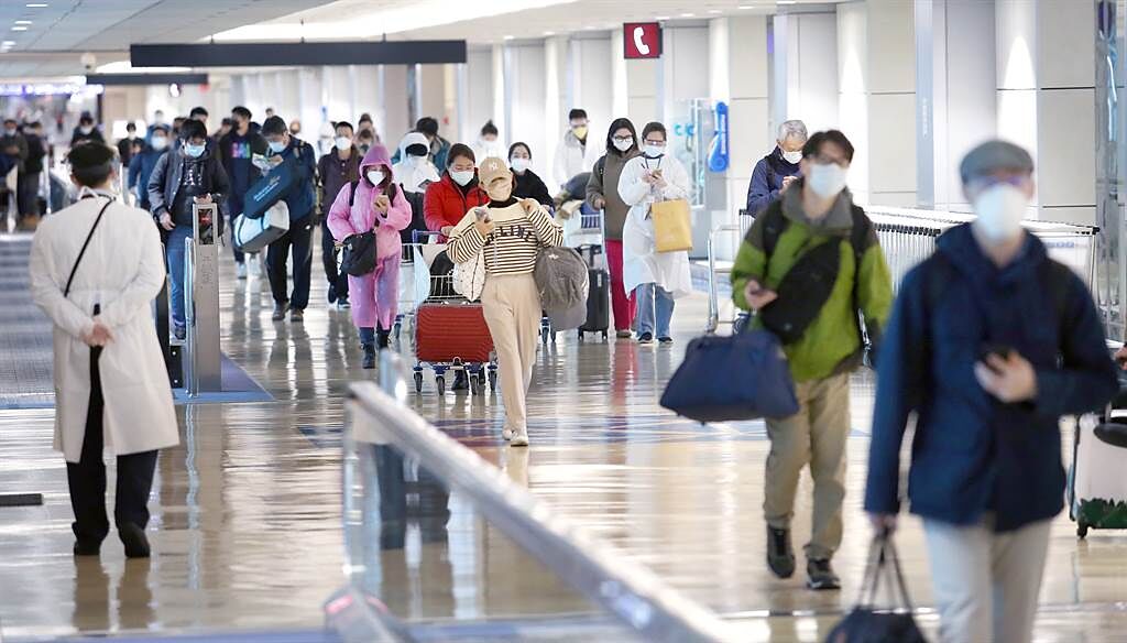 境外移入大增66例，其中日本佔12例最多。圖為桃園機場入境管制區內，剛下機的旅客準備通關入境。（范揚光攝）