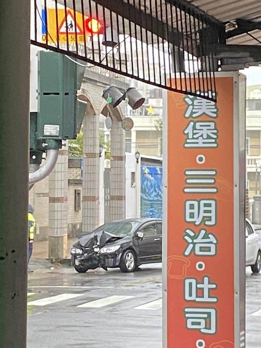 台南市中西區一處交通號誌，遭疲勞駕駛的KTV員工撞毀，遭民眾拍下。（讀者提供／程炳璋台南傳真）