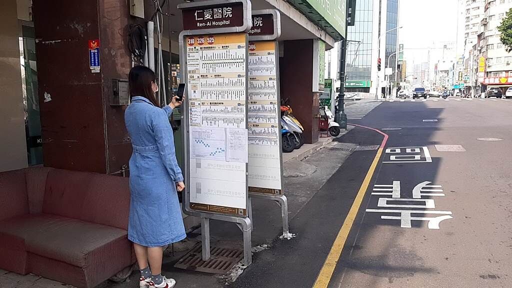 中市推公車虛擬電子站牌，手機掃描站點專屬二維條碼，可立即連結公車動態資訊。（台中市交通局提供／陳淑芬台中傳真）