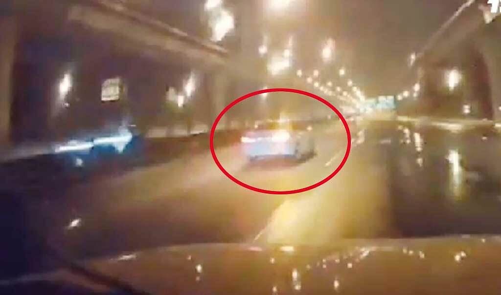 行車紀錄器拍到，BMW在雨中國1高速狂飆，2秒就只剩車尾燈。（截自社會事新聞影音）