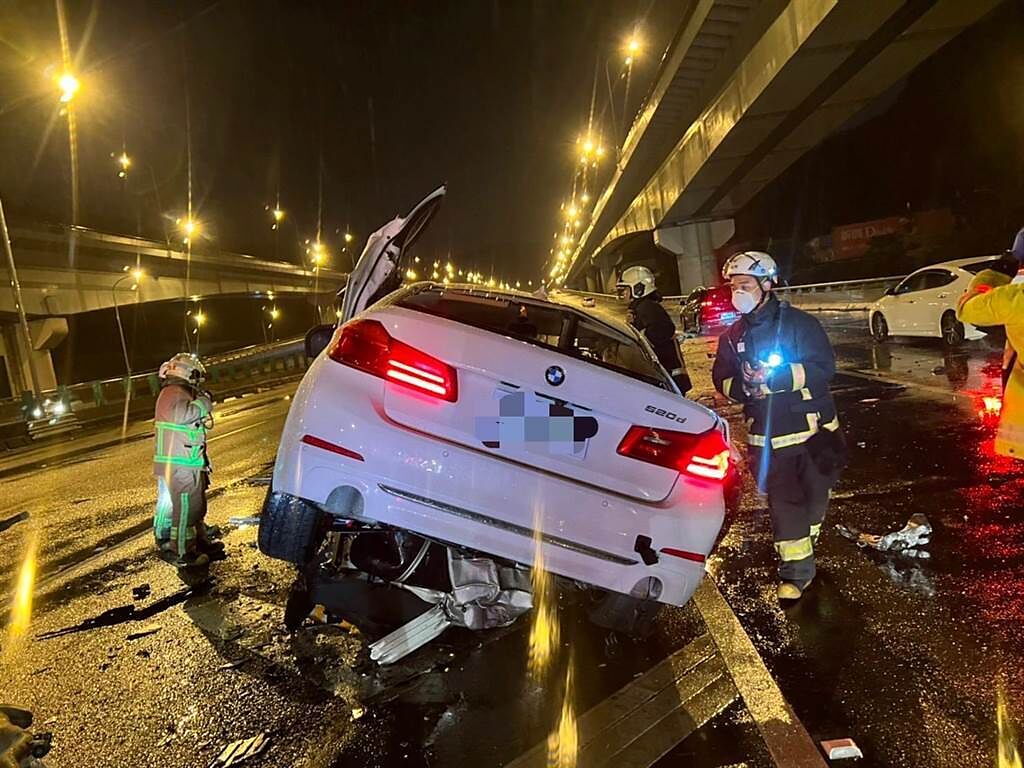 國道1號死亡車禍　BMW自撞成廢鐵1人噴飛2人夾困釀3死(翻攝照片／戴上容新北傳真)