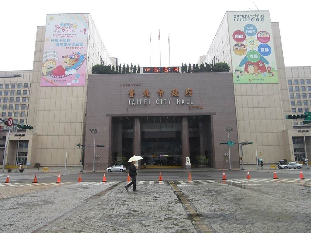 去年防疫期間吳姓男子未配戴口罩闖台北市政府市政大樓，2名員警攔下勸說但他仍執意進入並襲警。本報資料照片