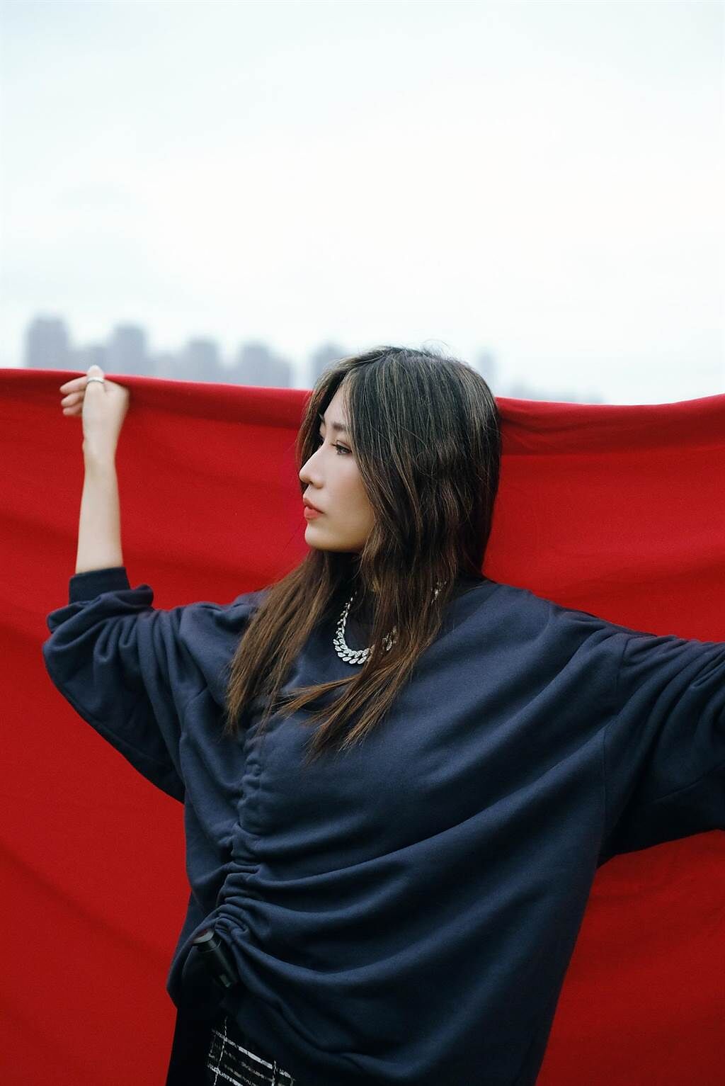 黃玠瑋暌違5年發片，推出自傳式創作單曲〈游牧〉。（環球音樂提供）