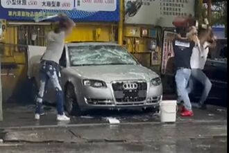 洗車場惡煞砸車影片瘋傳 網友狠酸：奧迪果然夠硬