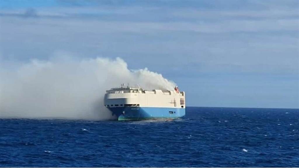 載有近4千輛名車的貨輪在海上發生火警。（圖／翻攝葡萄牙海軍）