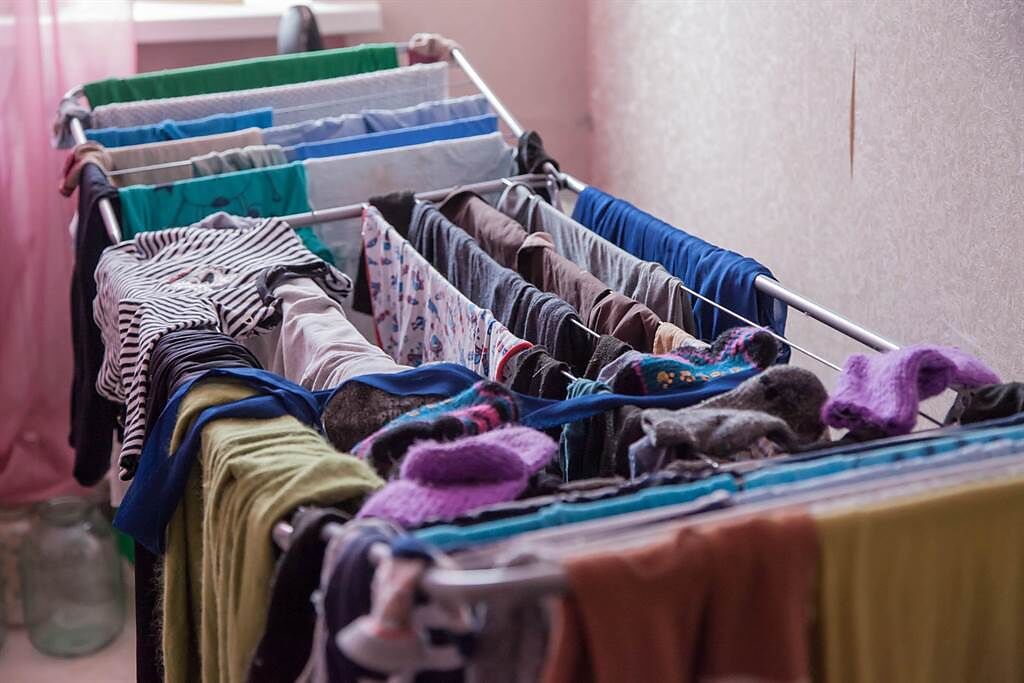 寒流加上鋒面來襲，洗好的衣服都晾不乾，讓民眾困擾。（圖／Shutterstock）