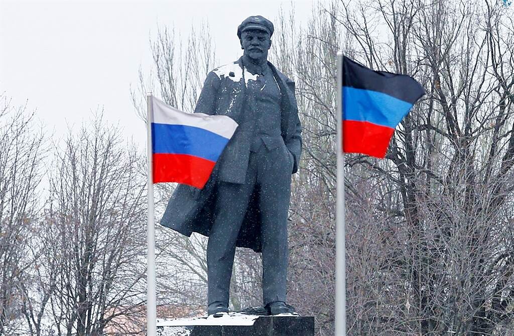 俄羅斯總統普丁（Vladimir Putin）宣布承認烏克蘭東部2個分離主義共和國為獨立實體。圖為親俄叛軍掌控的頓內茨克市升起俄羅斯國旗的畫面。（圖／美聯社）