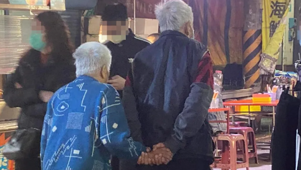 網友熱烈回覆稱讚老爺爺老奶奶的愛情。(圖/翻攝自爆廢公社公開版)