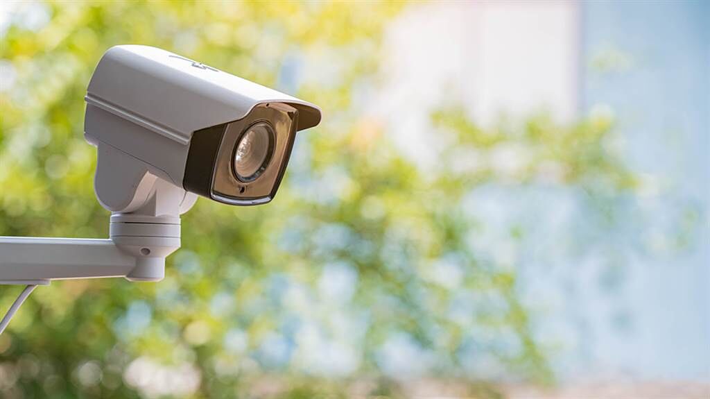 一名男網友控訴，他的鄰居在2月間接續在家門前裝設5支監視器，甚至還有1支監視器的角度對準他家門口，讓他深感隱私受侵害。（示意圖／Shutterstock）