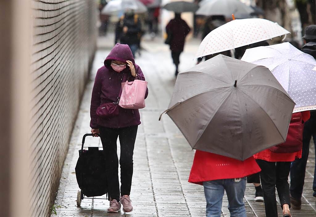 全台7縣市豪大雨特報，專家預估今晚起雨勢會更大。（陳俊吉攝）