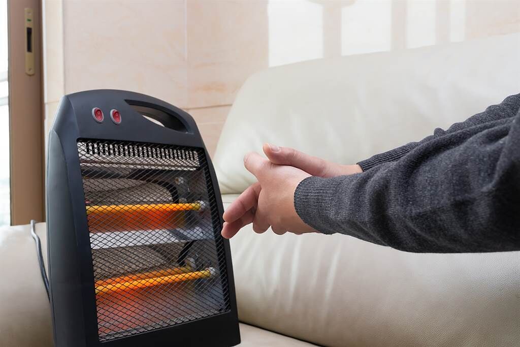 許多人以為開暖氣能順便除溼，其實是錯的。(示意圖/Shutterstock)