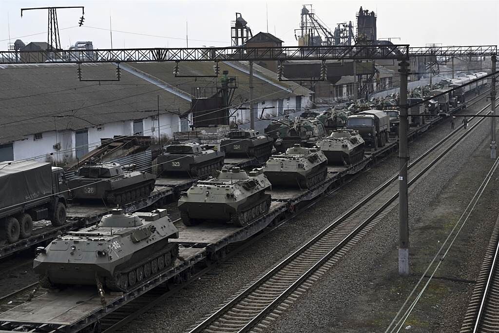 俄羅斯裝甲車2月23日在俄烏邊境附近被裝運上火車。（美聯社）