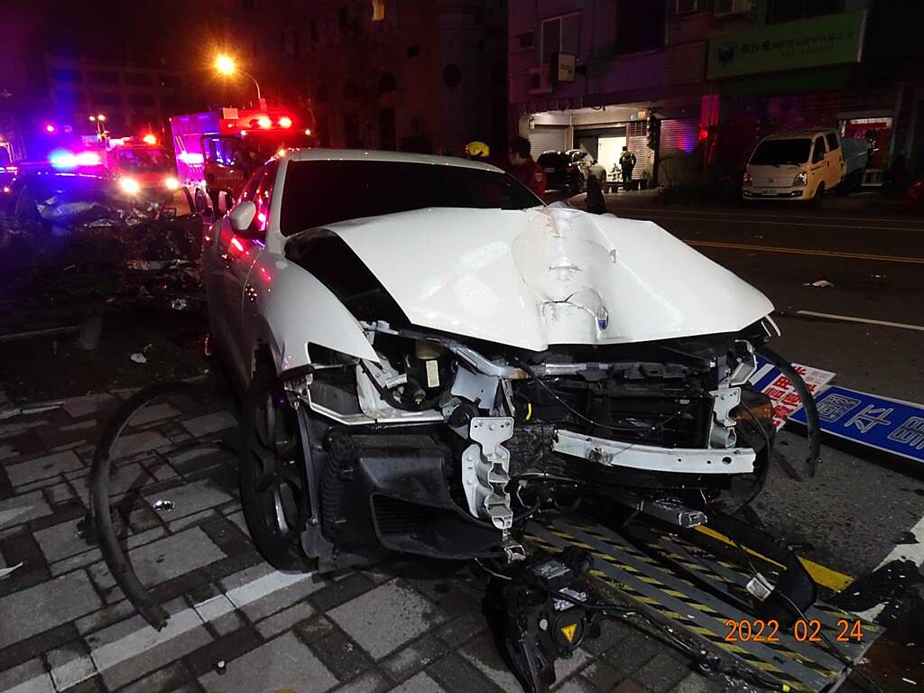 台南安平區今（24）日凌晨2時發生1輛轎車因不明原因追撞，當場波及2輛汽車與2輛機車，其中遭撞的瑪莎拉蒂休旅車更是被撞到車頭、車尾變形。（翻攝照片）