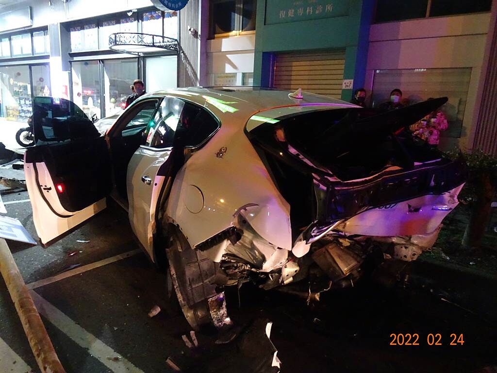 台南安平區今（24）日凌晨2時發生1輛轎車因不明原因追撞，當場波及2輛汽車與2輛機車，其中遭撞的瑪莎拉蒂休旅車更是被撞到車頭、車尾變形。（翻攝照片）