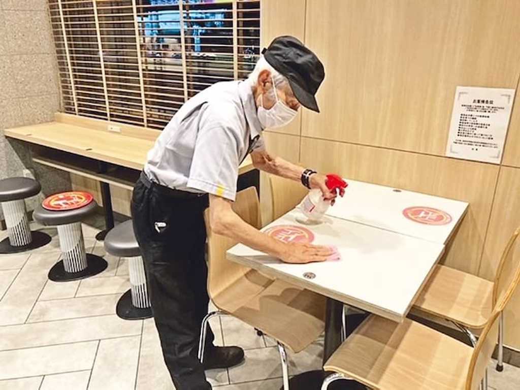 93歲老爺爺成愛當勞最高齡員工。(圖/翻攝自Shutterstock)
