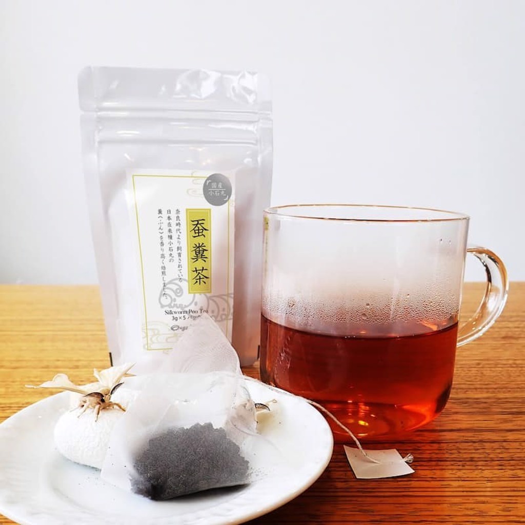 日本還有食品業者將蠶寶寶大便製作成「蚕糞茶」 。(圖/取自BugsFarm)