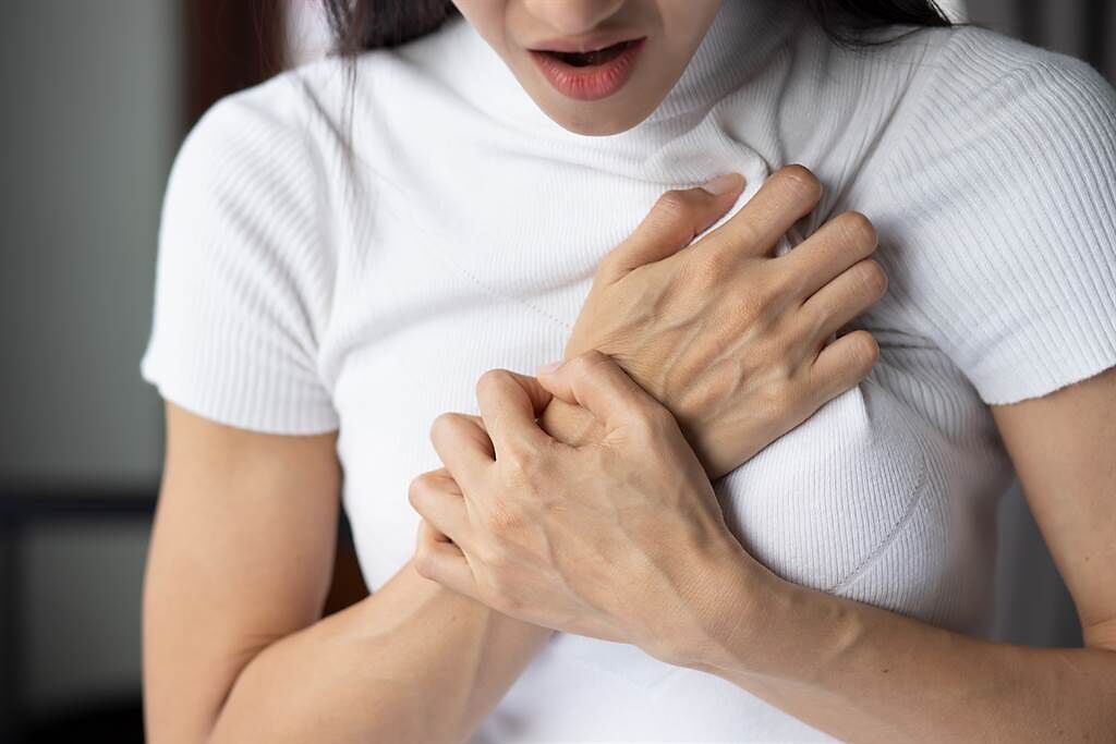 亞東醫院胸腔內科主任鄭世隆表示，胸痛不一定是心臟病，其中心絞痛、主動脈剝離及肺部引起的氣胸最致命。(示意圖/達志影像)