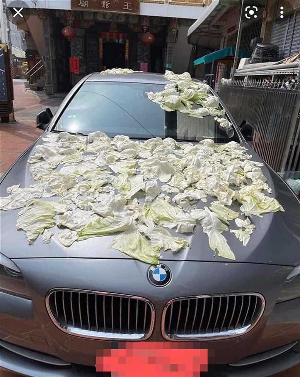 也有不少網友分享類似事件，有人的BMW愛車引擎蓋被鋪滿高麗菜葉，有人則是全車被放滿棉被。（翻攝自臉書「爆廢公社」）