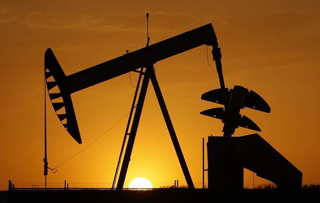 俄烏衝突加劇，布蘭特原油飆破100美元，創下7年新高。（示意圖/達志影像/shutterstock）