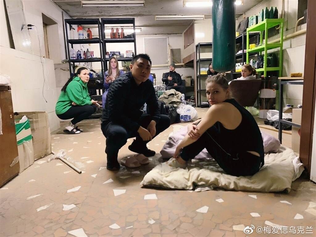 梅愛偲近日PO出烏克蘭當地戰況，一家人還躲到地下室避難。(圖/ 摘自梅愛偲烏克蘭微博)