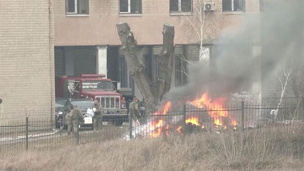 烏克蘭情報總部大樓外濃煙密布。(圖/路透社) 