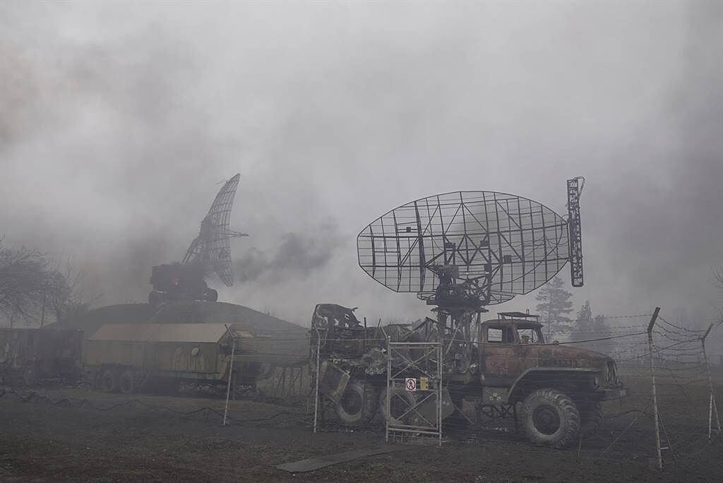 烏俄衝突爆發，也引起網友關注。圖為俄羅斯攻打烏克蘭馬里烏波爾（Mariupol）的防空基地後，現場冒出陣陣濃煙。（圖／美聯社）