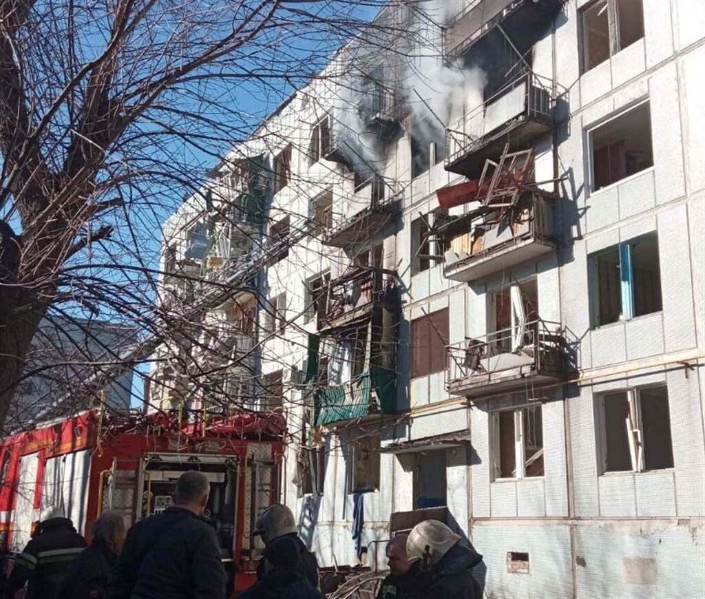 俄軍在街道上炸出一個大洞，波及鄰近民宅樓房，造成1人死亡、12人受傷。(路透社)