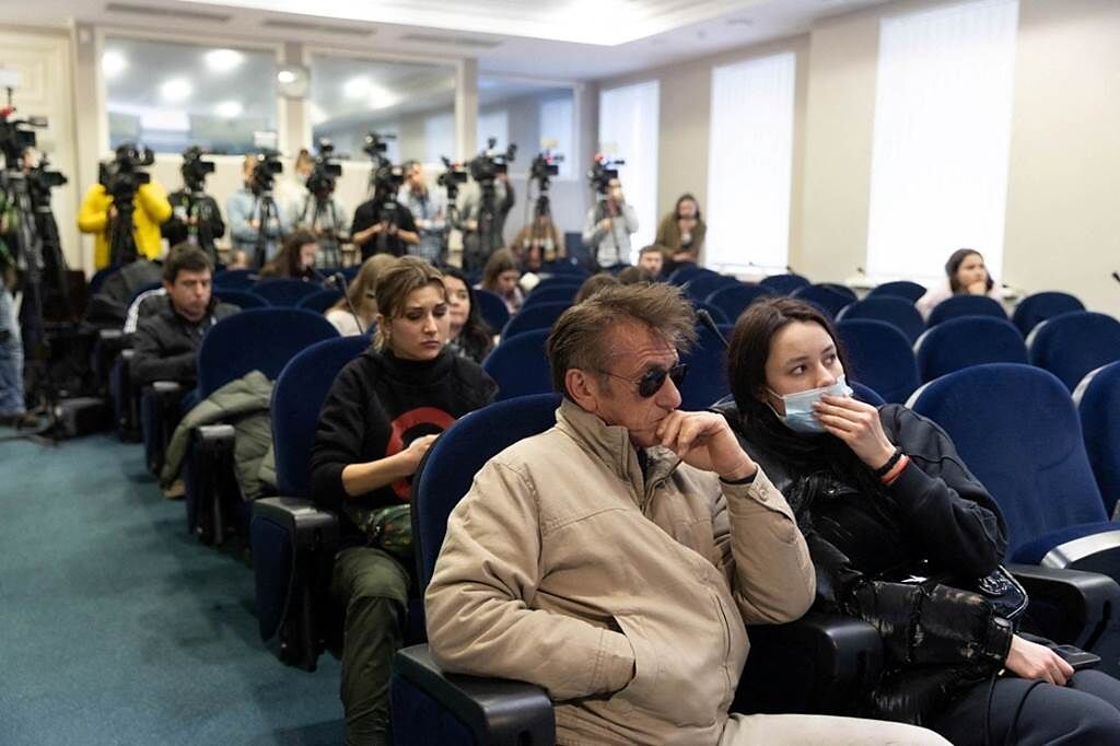 西恩潘現身烏克蘭總統府記者會。（圖／達志影像）