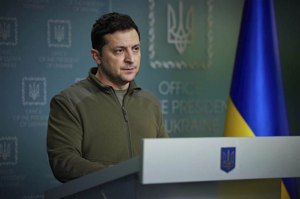 烏克蘭總統澤倫斯基(Volodymyr Zelensky)24日在與歐盟領導人視訊時道別，並表示「這可能是你們最後一次看到我活著」。(圖/美聯社)