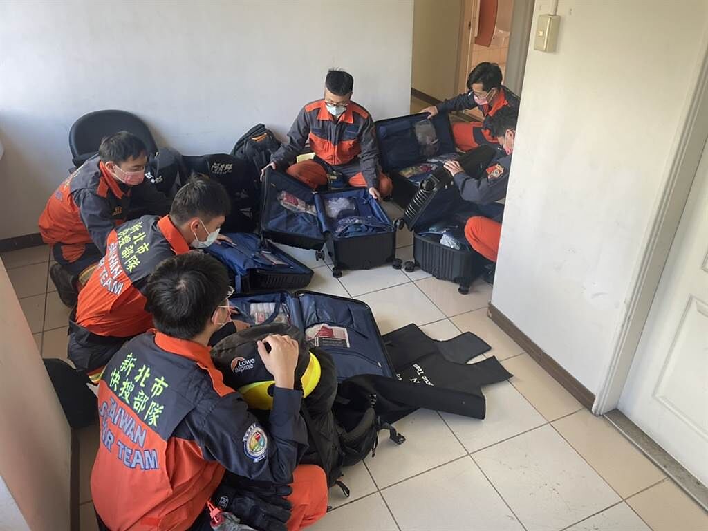 印尼6.2強震，新北消防局特搜隊立刻整裝待命救援。(新北市消防局提供)