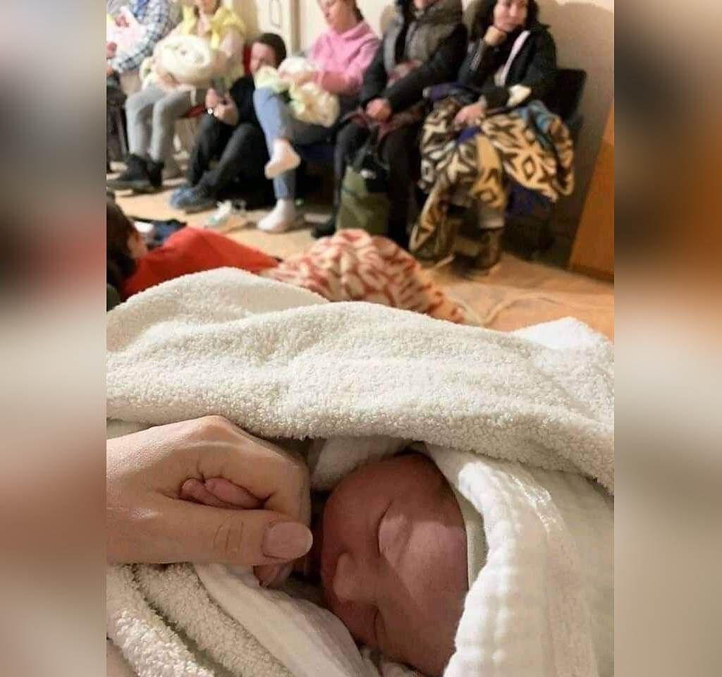 俄羅斯大軍壓境入侵烏克蘭首都基輔，一名孕婦被迫在地鐵站分娩，所幸順利產下一名女嬰。（圖／翻攝自Telegram／Kievmap）