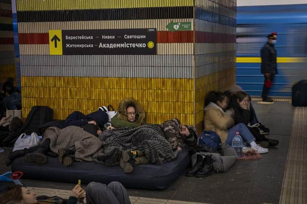 烏克蘭基輔的地鐵站有避難的居民。（路透）