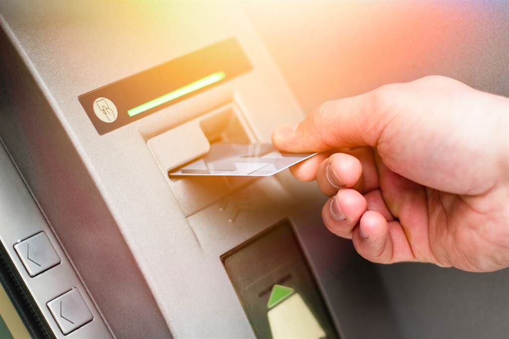 男子用ATM領錢悲劇了，沒仔細看白色字條，下秒提款卡消失。（圖／shutterstock）