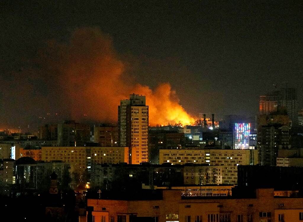 烏克蘭首都27日凌晨發生2起大爆炸，地方政府表示油槽遭飛彈擊中陷入火海。圖為26日基輔夜間畫面，非油槽起火畫面。（資料照／路透社）