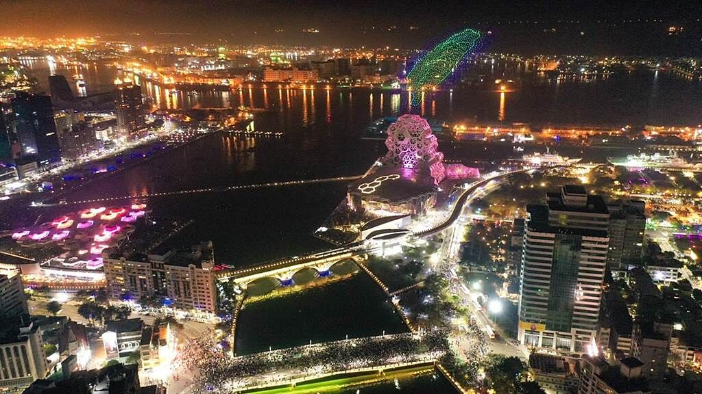 台灣燈會無人機展演，昨晚試飛一度有狀況，所幸最後演出順利。（柯宗緯翻攝）