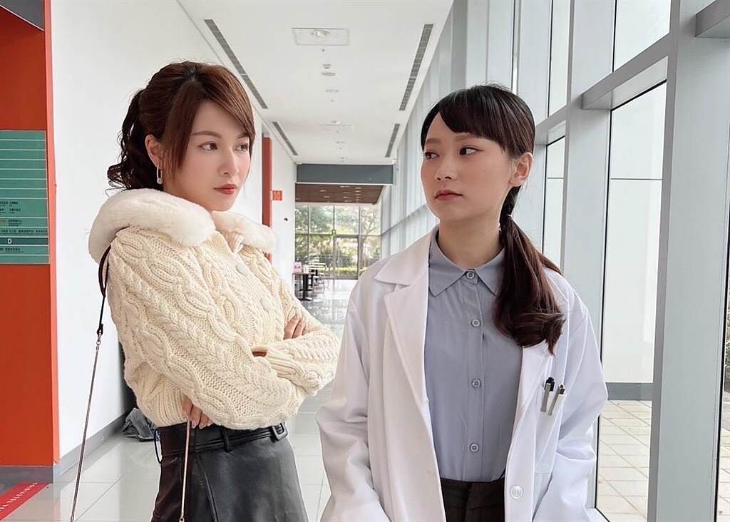 吳鈺萱（右）在《黃金歲月》飾演徐曼婷，是謝京穎醫學院同學。（民視提供）