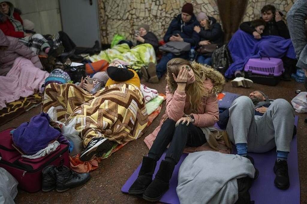 聯合國官員26日指出，已有超過12萬名烏克蘭人前往鄰國避難，主要目的地為波蘭和摩爾多瓦。圖為基輔地鐵站裡避難的烏克蘭平民。（美聯社）