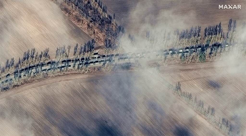 最新衛星畫面顯示，將近5公里長的俄羅斯軍隊挺進基輔。（圖／美聯社、美國馬薩爾科技提供 ）