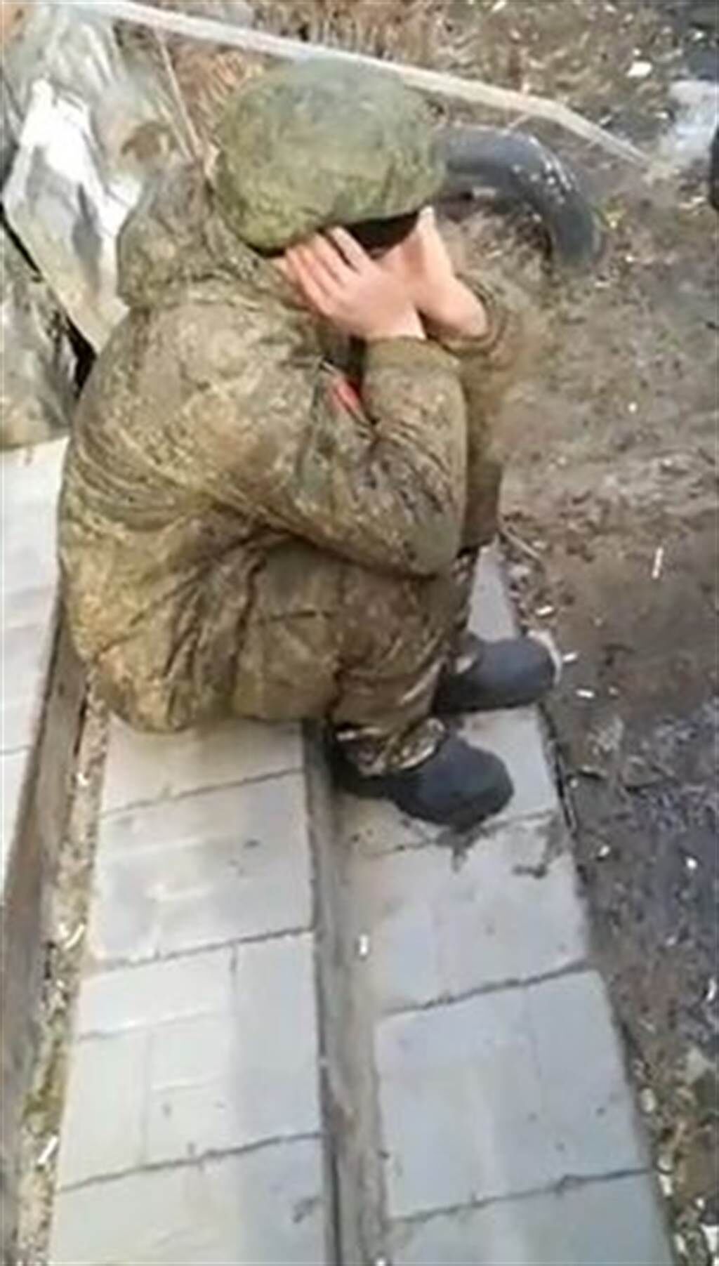 一名俄兵被烏克蘭人圍著罵，哭訴想回家。（翻攝Reddit）
