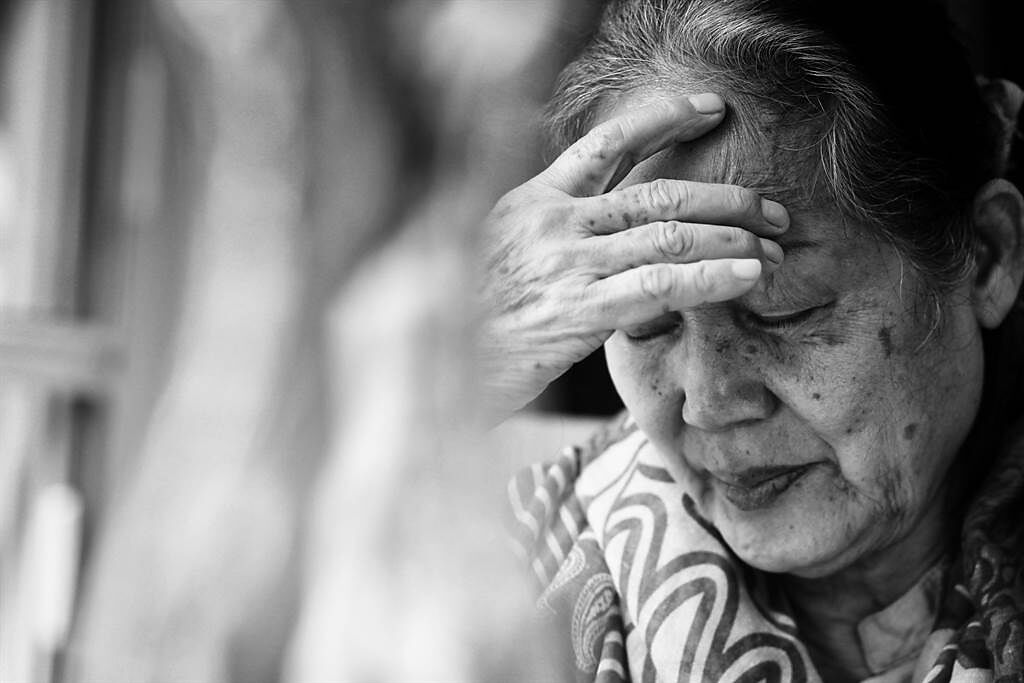68歲婦人因罹患黃斑部病變又有慢性病，向3名兒女索討生活費，但法院認為她早在42年前就離婚，並把子女全丟給前夫扶養，子女無扶養責任。（示意圖/Shutterstock提供）