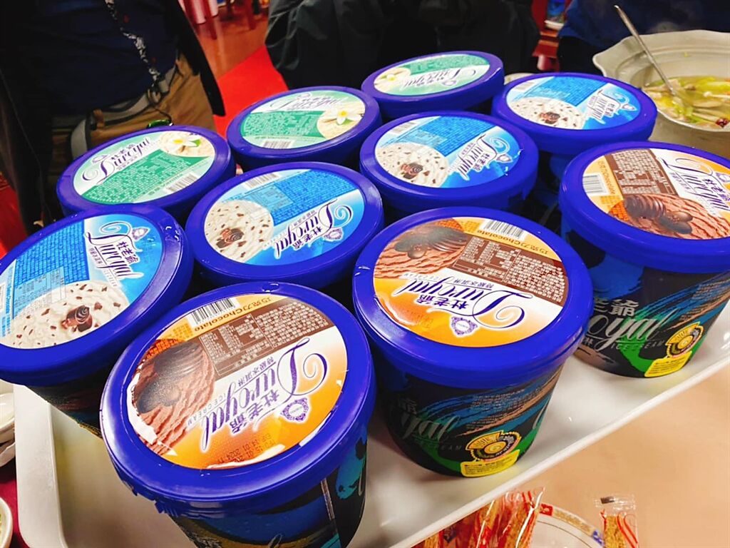 網友PO出南部辦桌的甜點，是整桶的杜老爺冰淇淋。(圖/截自臉書爆料公社)