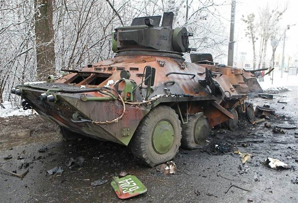 烏克蘭第二大城哈爾科夫的路邊，一輛疑似屬於俄羅斯軍隊的裝甲運兵車被摧毀。 （路透）