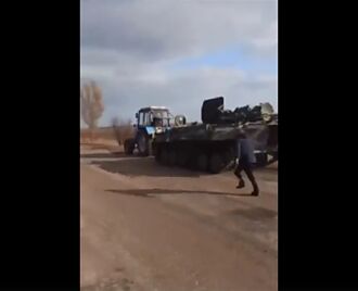 俄軍裝甲車被拖走？狂追影片曝光 眾人驚超像台灣這一幕