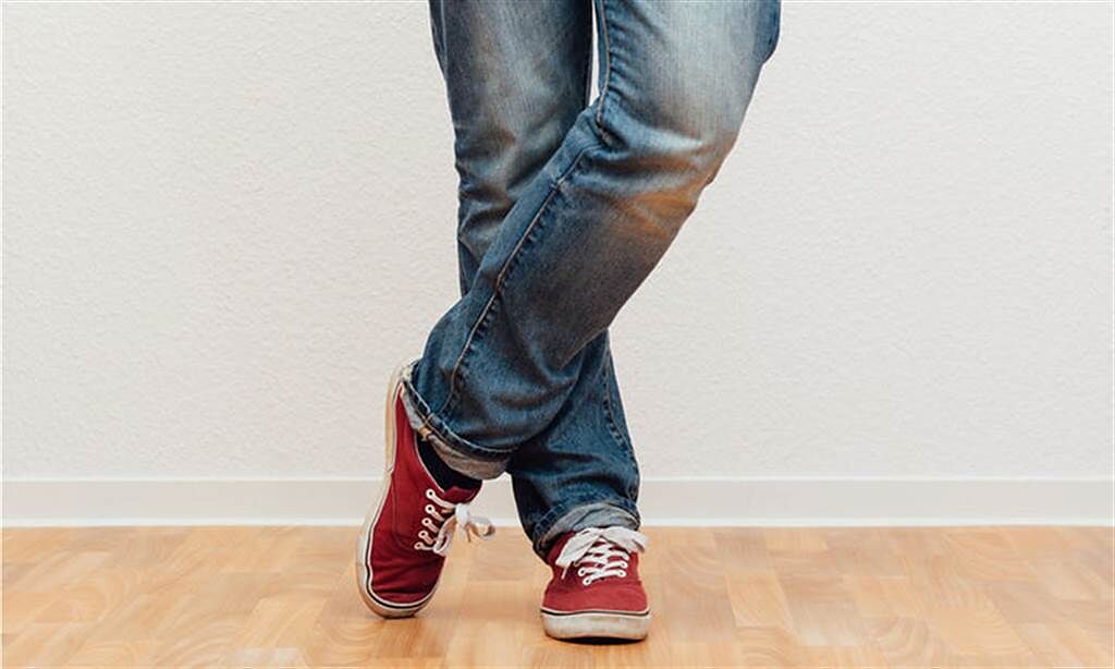 起身後交叉雙腳，可以加速緩解頭暈感。(示意圖／Shutterstock）