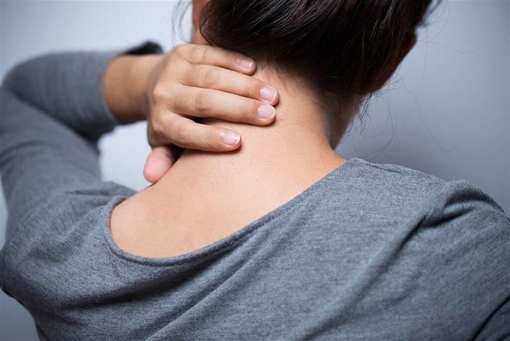 頸部有甲狀腺、淋巴，透過觸診可及早發現癌症警訊。（示意圖／Shutterstock）