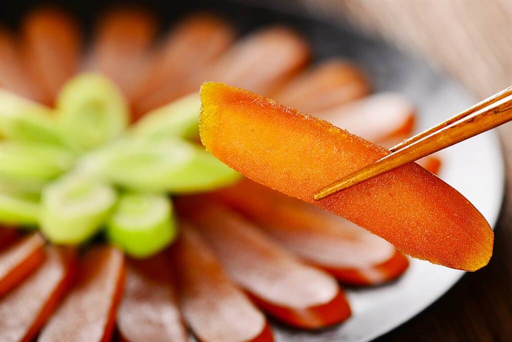 烏魚子常見的吃法為切片食用。（示意圖／Shutterstock）