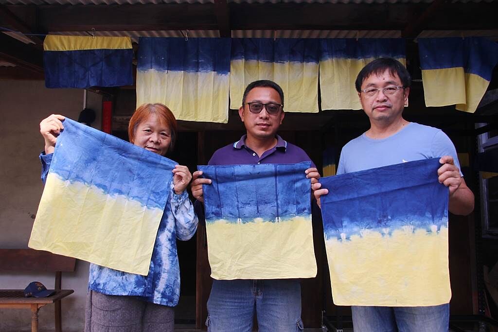 嘉義縣朴子好書室1日晚上多位成員手染製作20幅烏克蘭藍黃國旗上網義賣，一夜銷售一空。（呂妍庭攝）